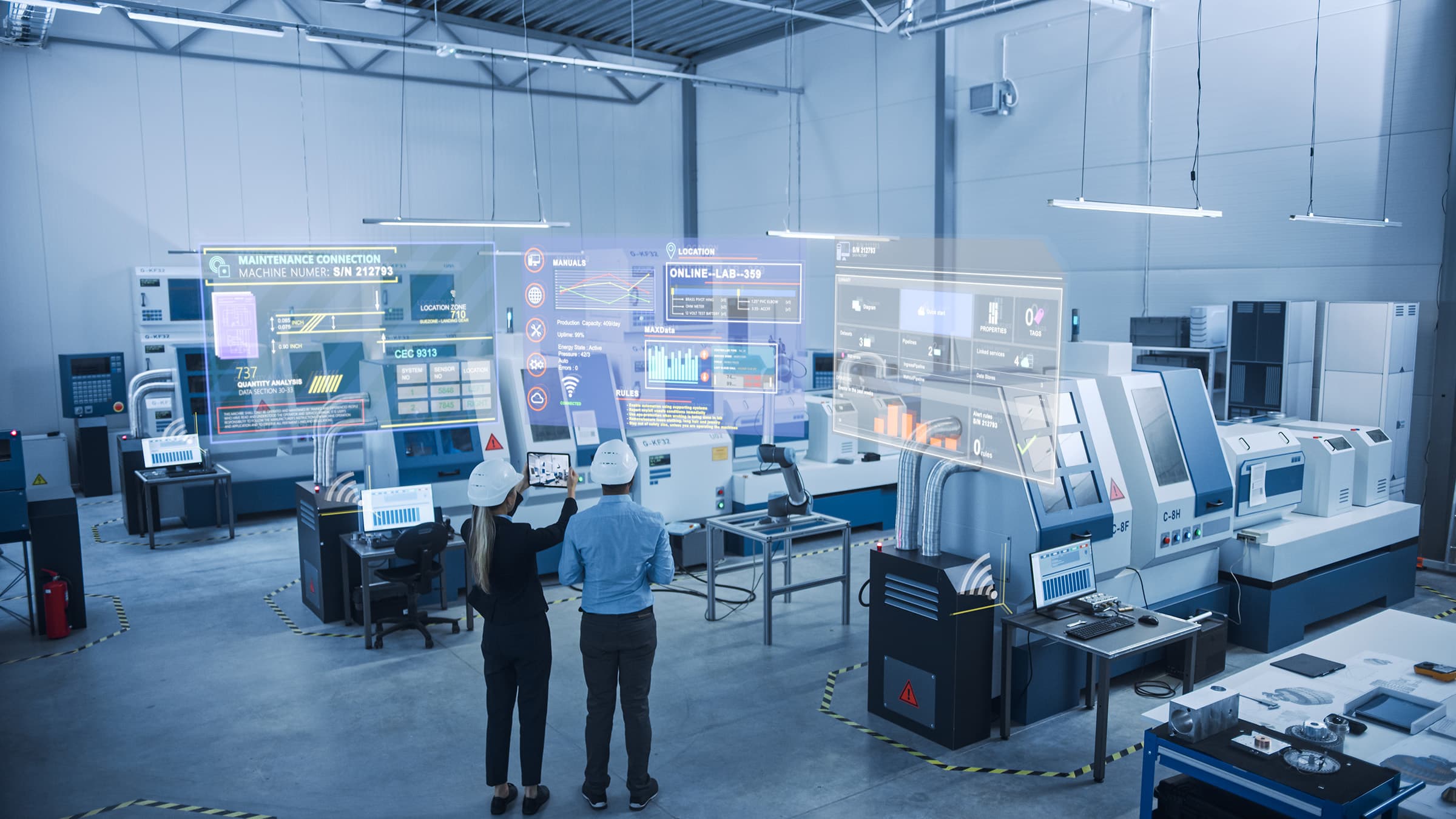 Ingenieure in einer Smart Factory analysieren holografische Datenanzeigen zwischen hochmoderner automatisierter Fertigungstechnik.