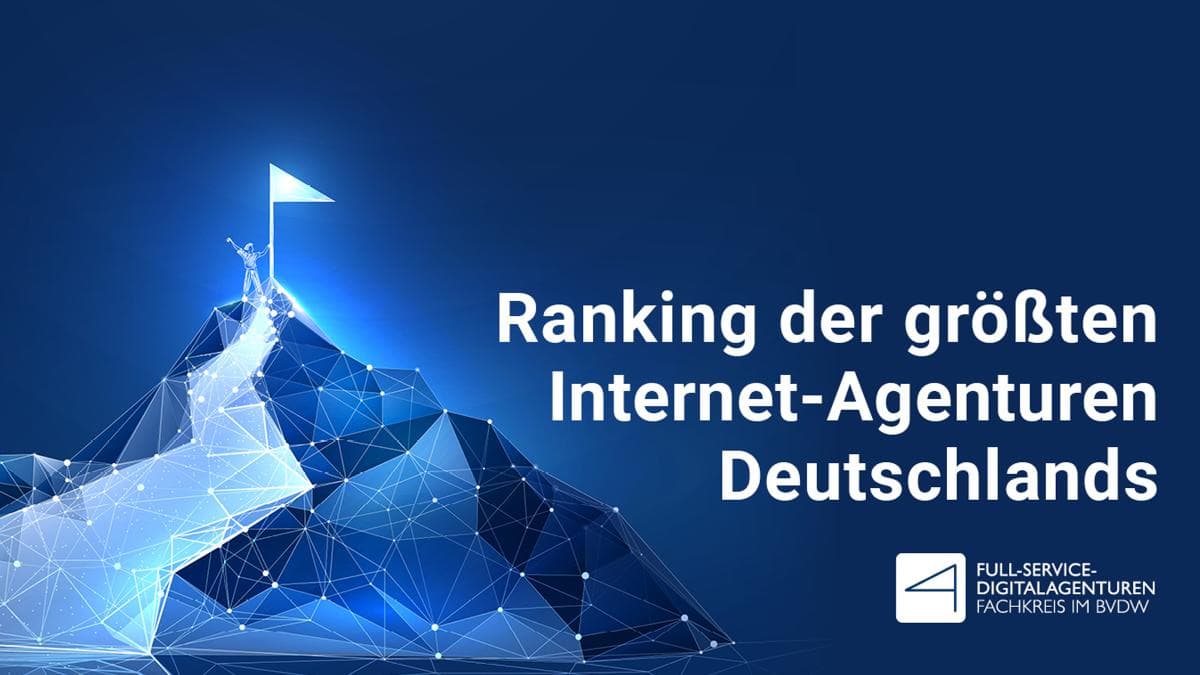 Digital illustration of a wireframe mountain with a flag on top, symbolizing success, alongside German text about internet agency ranking.
