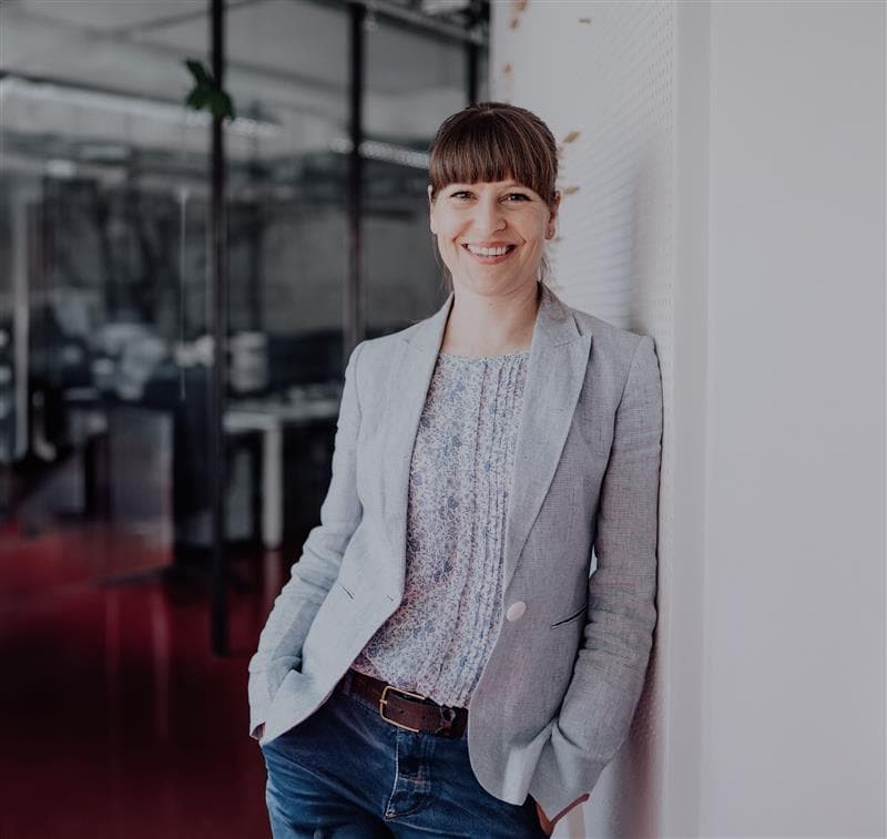 Vorständin Ilona Kühn posiert im Münchner Office von Ray Sono.
